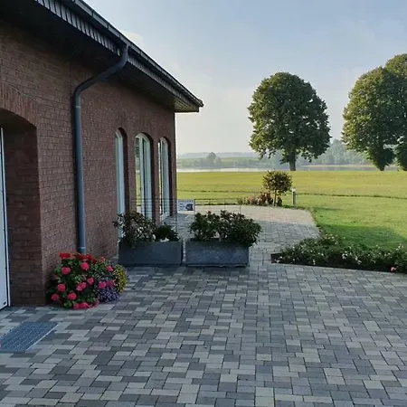 Deichkrone-rees Apartman *